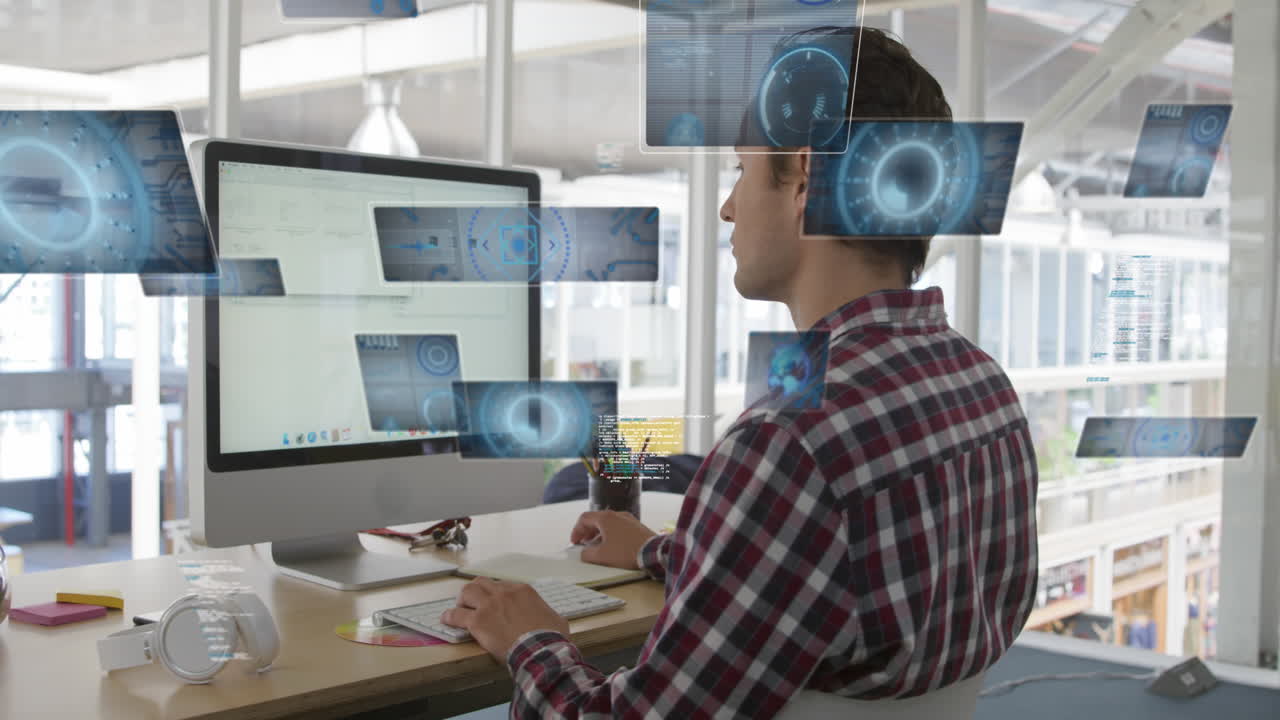 animación de procesamiento de datos contra hombre caucásico usando computadora y sonriendo en la oficina