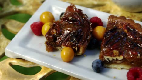 Close-up-De-Rebanadas-De-Tarta-Con-Bayas-Dispuestas-En-Bandeja