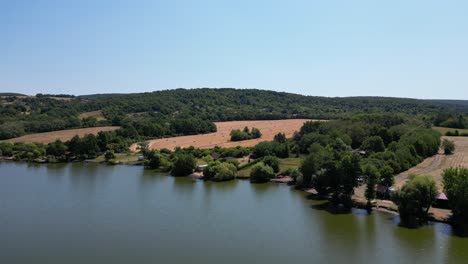 Schöne-Luftaufnahme-Von-Grünen-Feldern-Und-Bauernhöfen-Und-Seen-In-Der-Slowakei