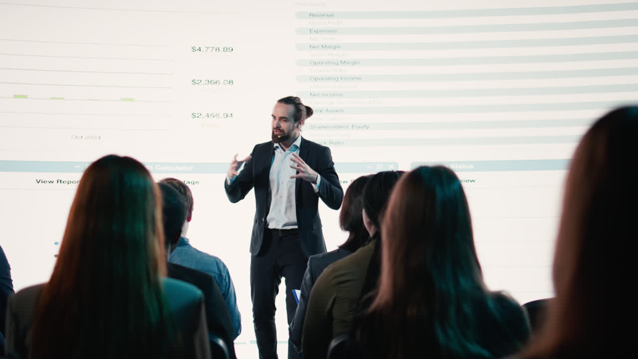Uomo d'affari professionista sul palco che tiene un discorso motivazionale