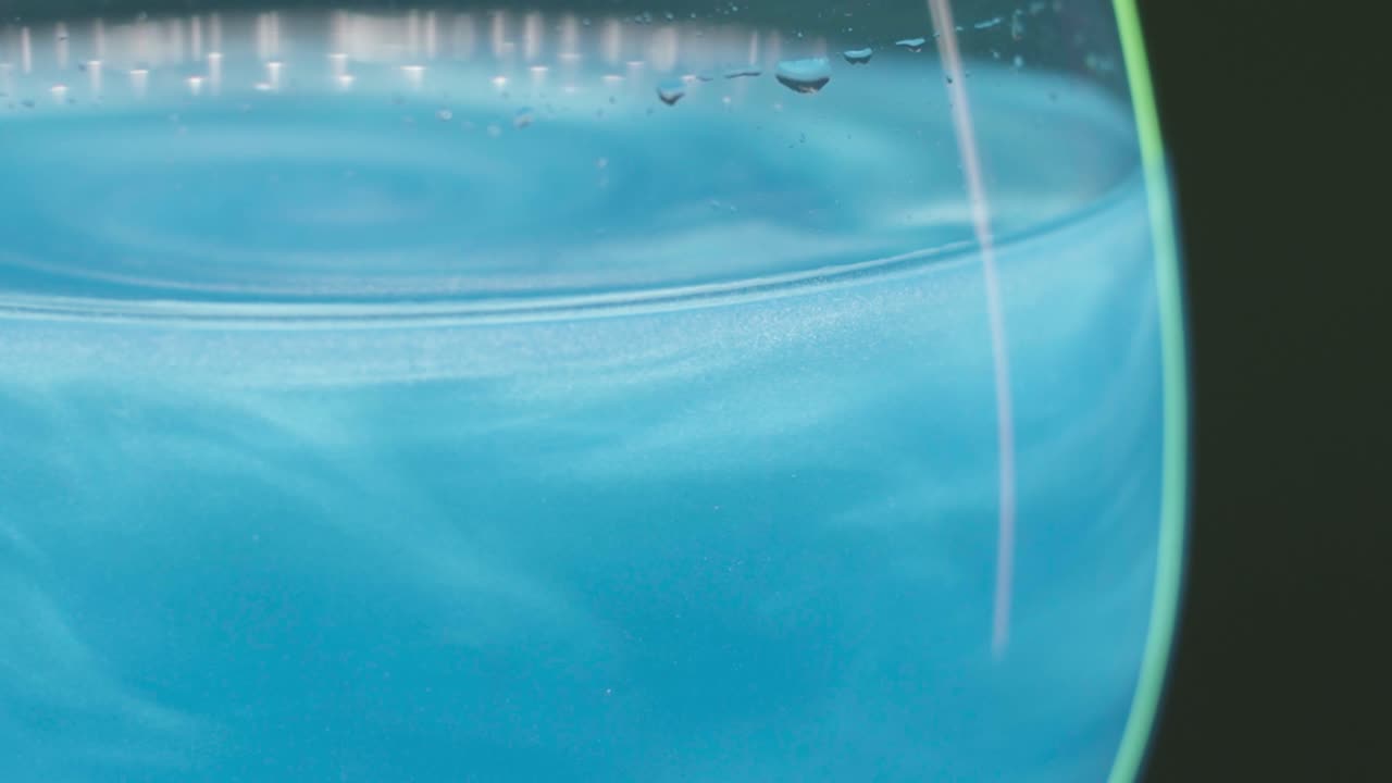 유리잔에 담긴 파란 액체