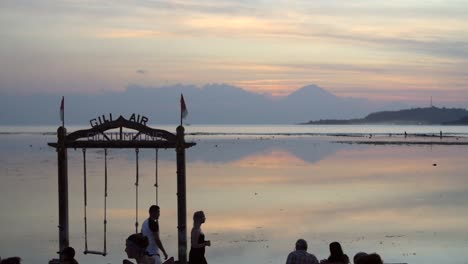 Swing-de-playa-al-atardecer