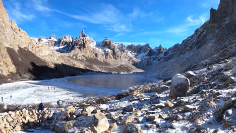 Montañas-Que-Recuerdan-Al-Diseño-De-Un-Castillo-Están-Protegiendo-El-Refugio-Frey