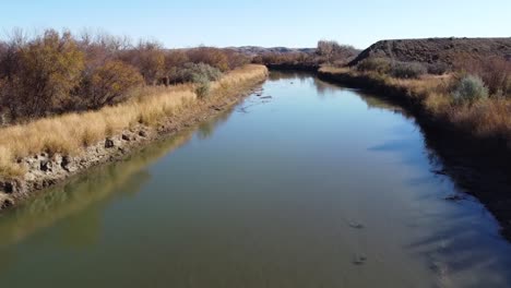 Das-Südliche-Ufer-über-Dem-Red-Deer-River-In-Alberta,-Kanada