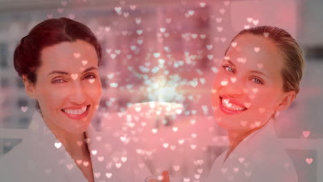 una pareja feliz sonriendo.