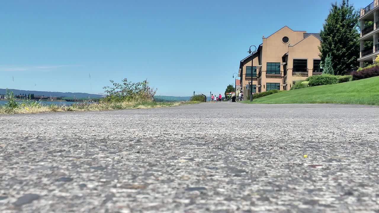 밴쿠버에서 화창한 날, 사랑스러운 화창한 날을 따라 걷는 사람들과 컬럼비아 강을 따라 해안가