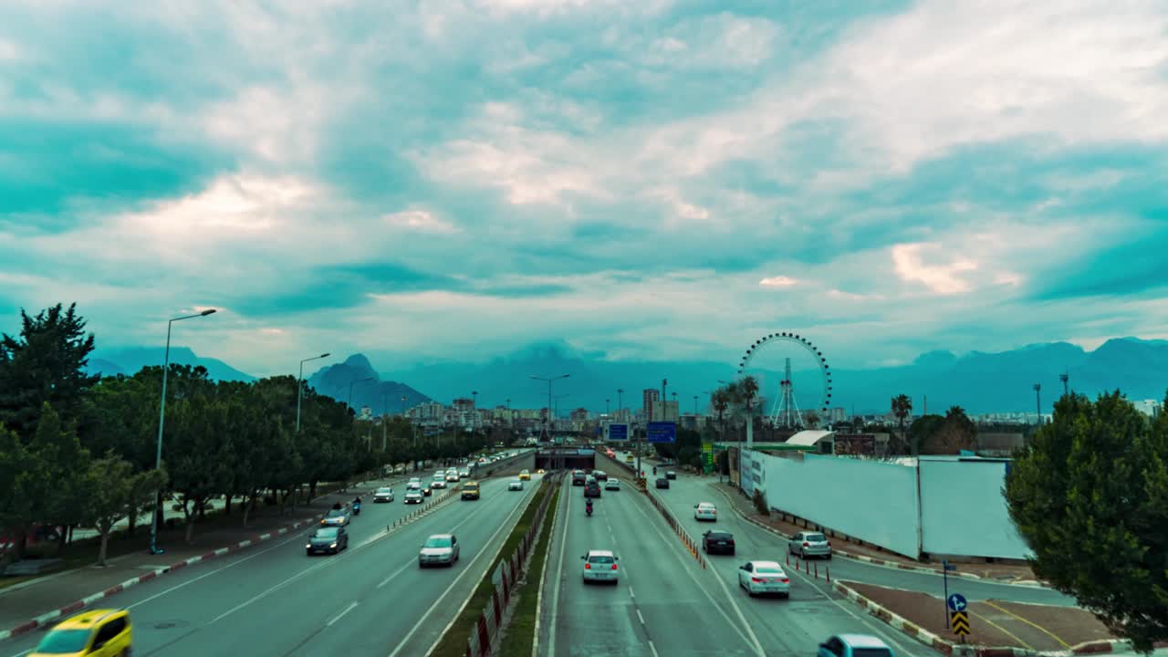 구름이 가득한 저녁, 비는 교통량과 빠르게 흐르는 구름