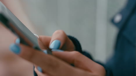 close-up-hands-woman-using-smartphone-texting-sneding-social-media-messages-online-waiting-in-city