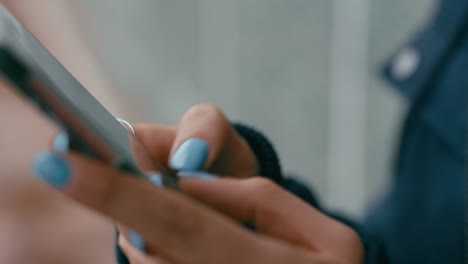 manos cerradas mujer usando smartphone enviando mensajes de texto escuchando mensajes de redes sociales en línea esperando en la ciudad