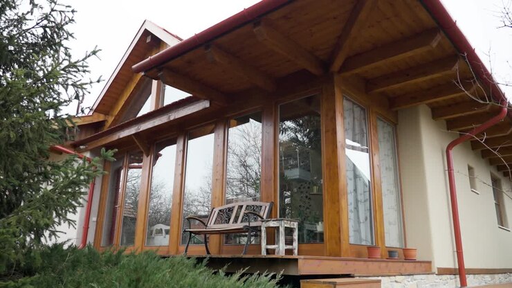 Esterno di casa rustica in legno con grandi finestre