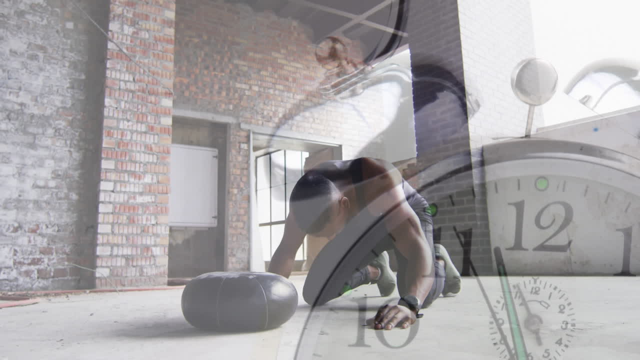 피곤한 아프리카계 미국인 남자를 상대로 시계가 뛰고 운동을 쉬고 있습니다.