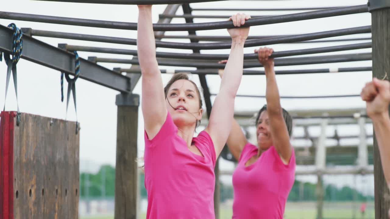 mujeres caucásicas y de raza mixta haciendo ejercicio en un campamento de entrenamiento
