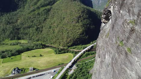 Volando-Alrededor-De-Los-Acantilados-De-La-Montaña-Observando-La-Infraestructura-Noruega-Con-La-Autopista-E16-Entre-El-Ferrocarril-De-Bergen-Y-El-Antiguo-Camino-Rural---Espectacular-Antena-Desde-Gran-Altura-Con-Fondo-Natural