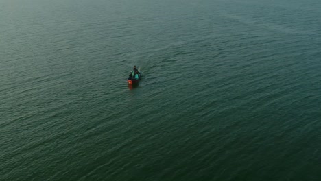 Luftaufnahme-Eines-Patrouillierenden-Bootes-Am-Keenjhar-see-In-Thatta,-Pakistan-Bei-Sonnenuntergang