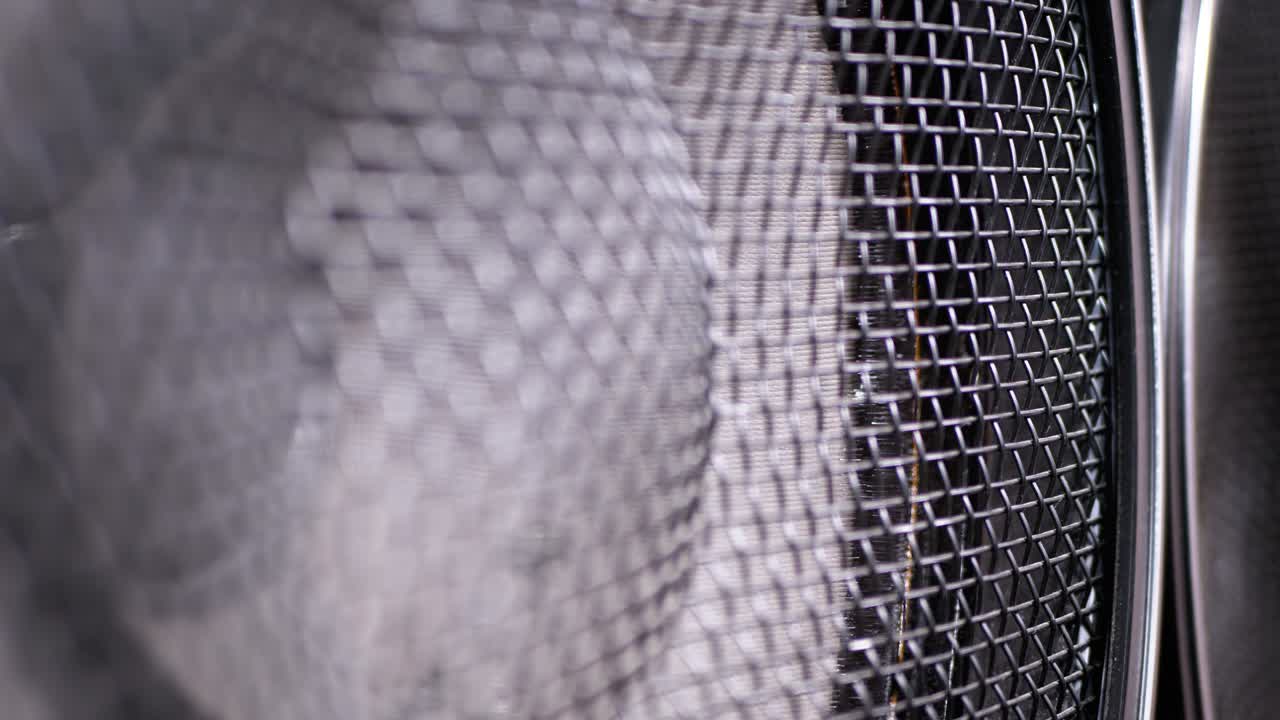 tocando la membrana del altavoz de bajo. loopable. el movimiento del cono de papel vintage