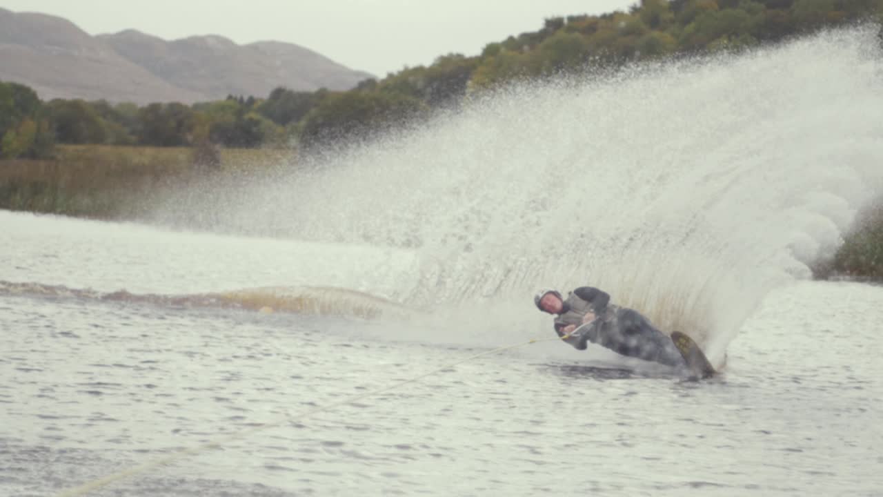 Sci nautico slalom, caduta per sbandata in slow motion