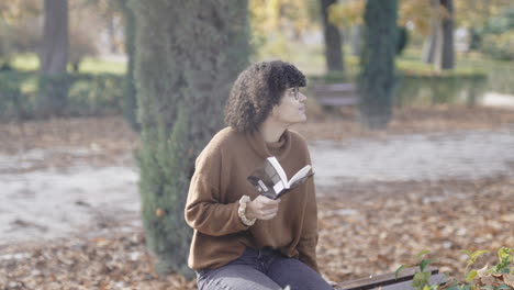 lector de libros ansioso tratando de completar su novela en el bosque