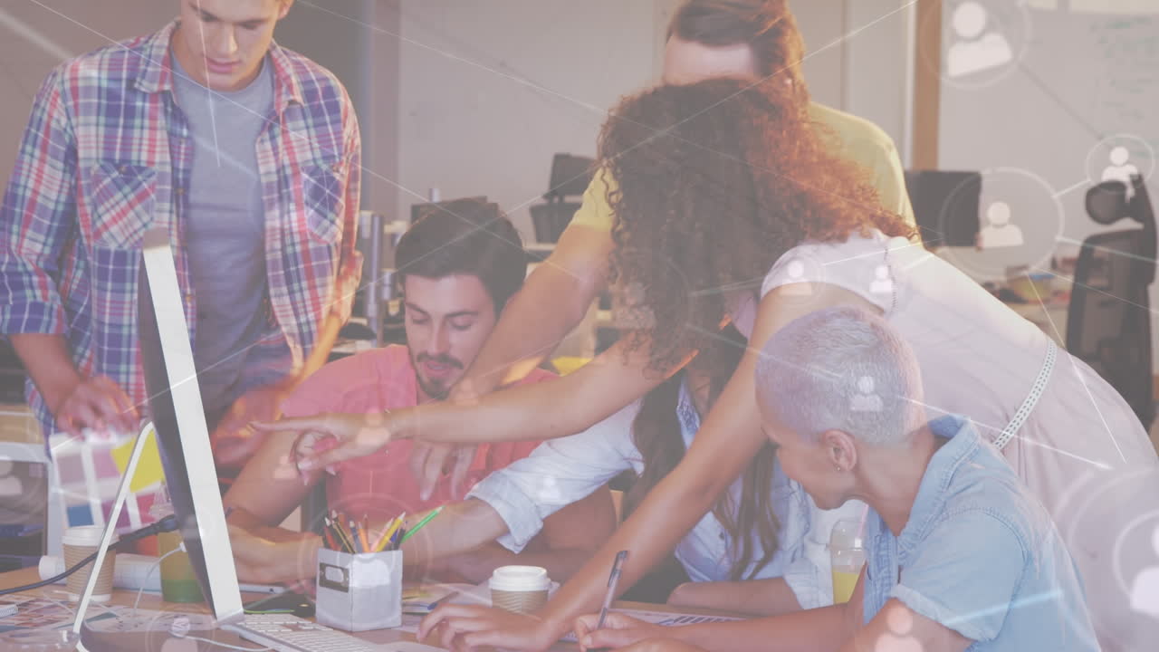 사무실에서 일하는 다양한 동료들의 연결망의 활성화