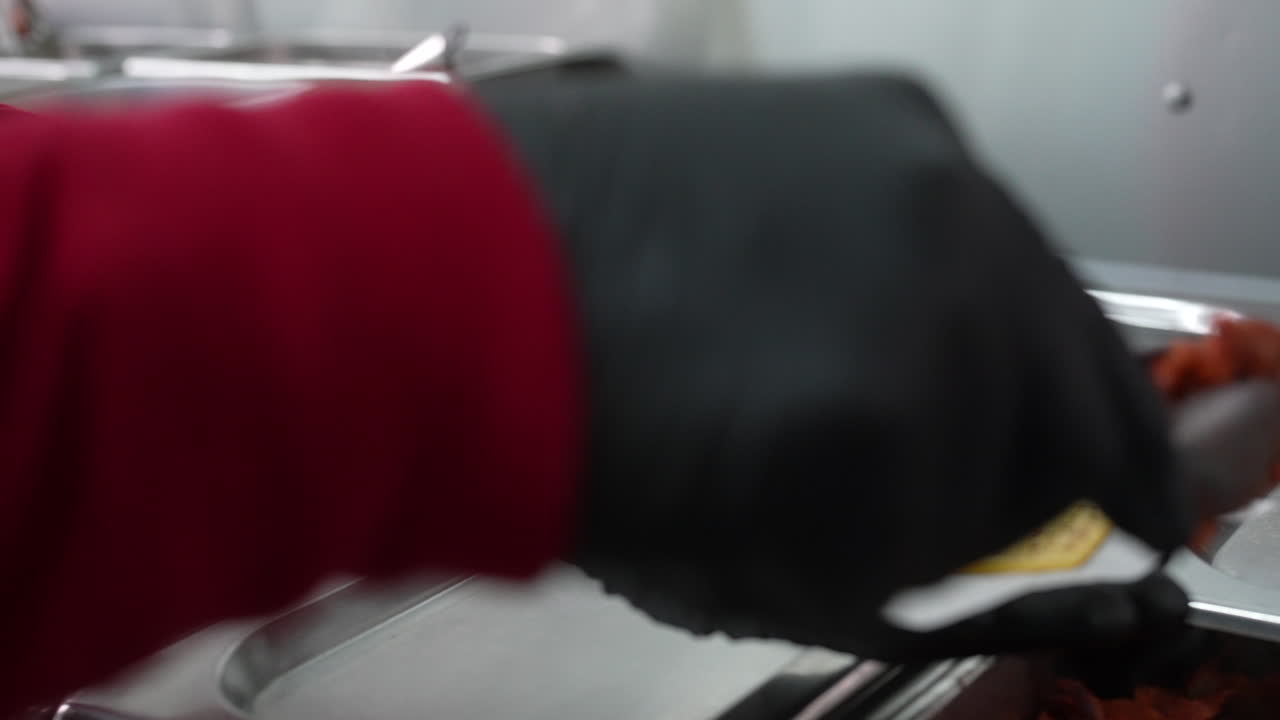 hacer tacos de cerdo en una tortilla de maíz blanda - serie de camiones de comida