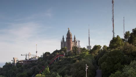 Vista-del-parque-Tibidabo-de-Barcelona-4K-02