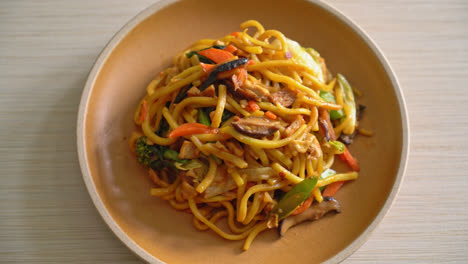 Gebratene-Yakisoba-Nudeln-Mit-Gemüse-Nach-Veganer-Art---Vegane-Und-Vegetarische-Küche