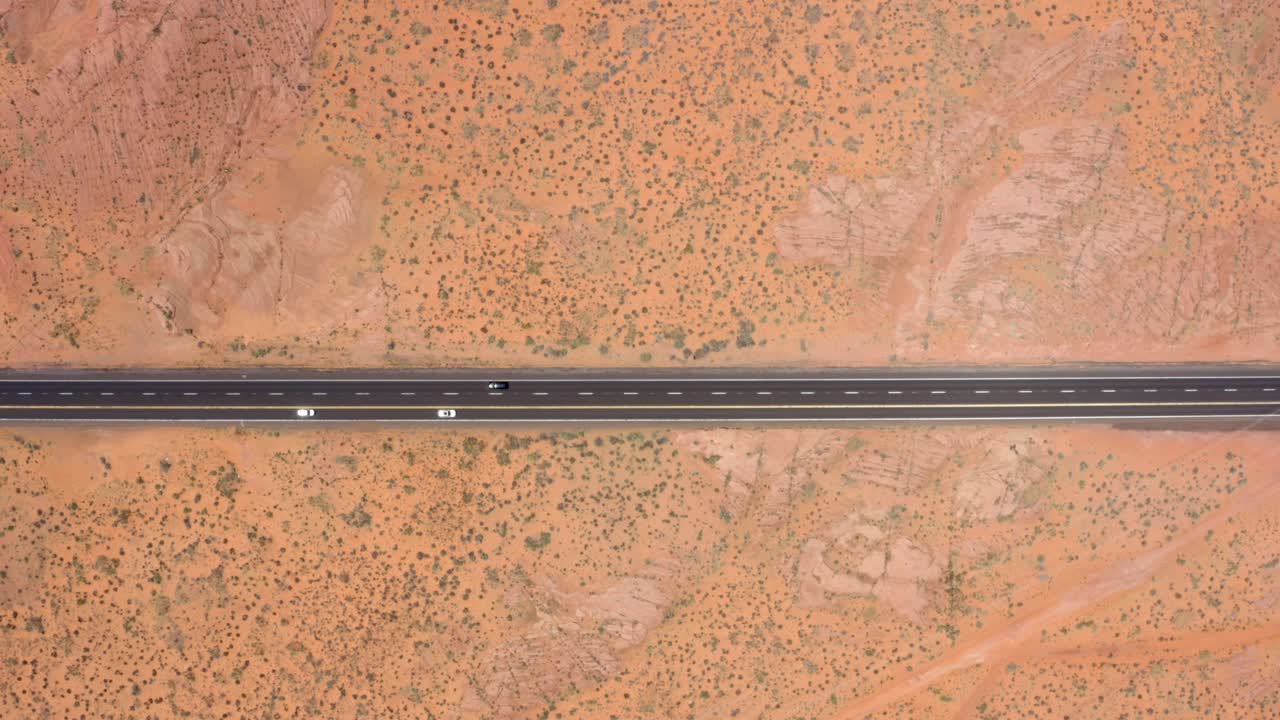 미국 애리조나주 사막 한가운데 도로를 달리는 자동차의 공중 드론 영상