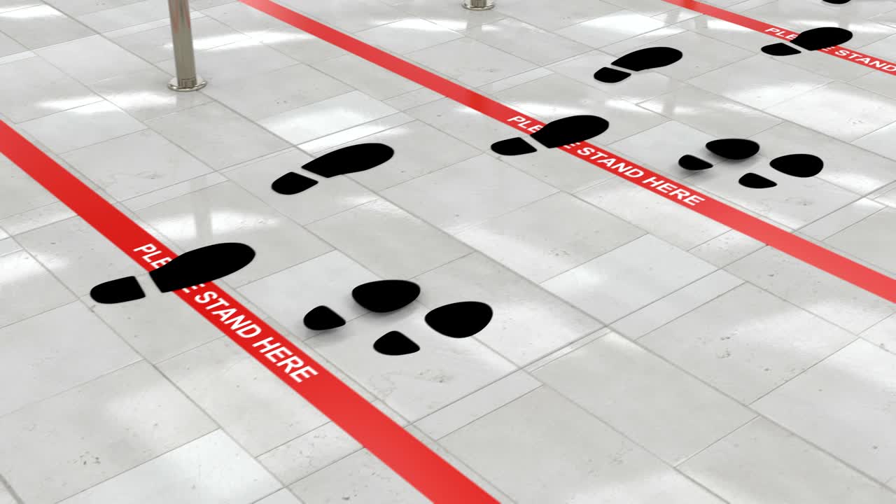 부부는 대기열에서 움직이고 공항의 바닥에 빨간 선 전에 멈니다.