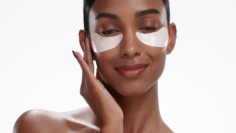 máscara para los ojos, cuidado de la piel y sonrisa para el rostro de la mujer