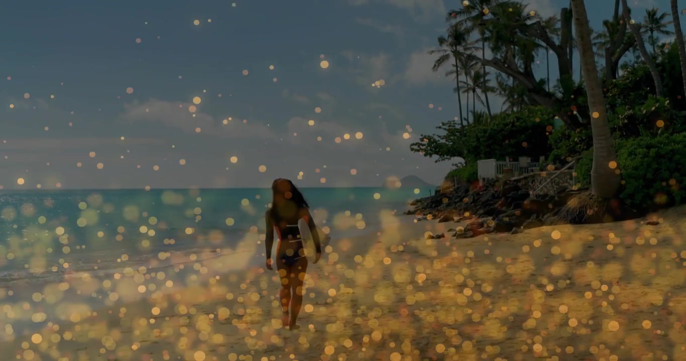 Mujer caminando hacia la orilla del agua en una playa turística, el mar en calma invitando mientras un bokeh dorado oscurece sus piernas