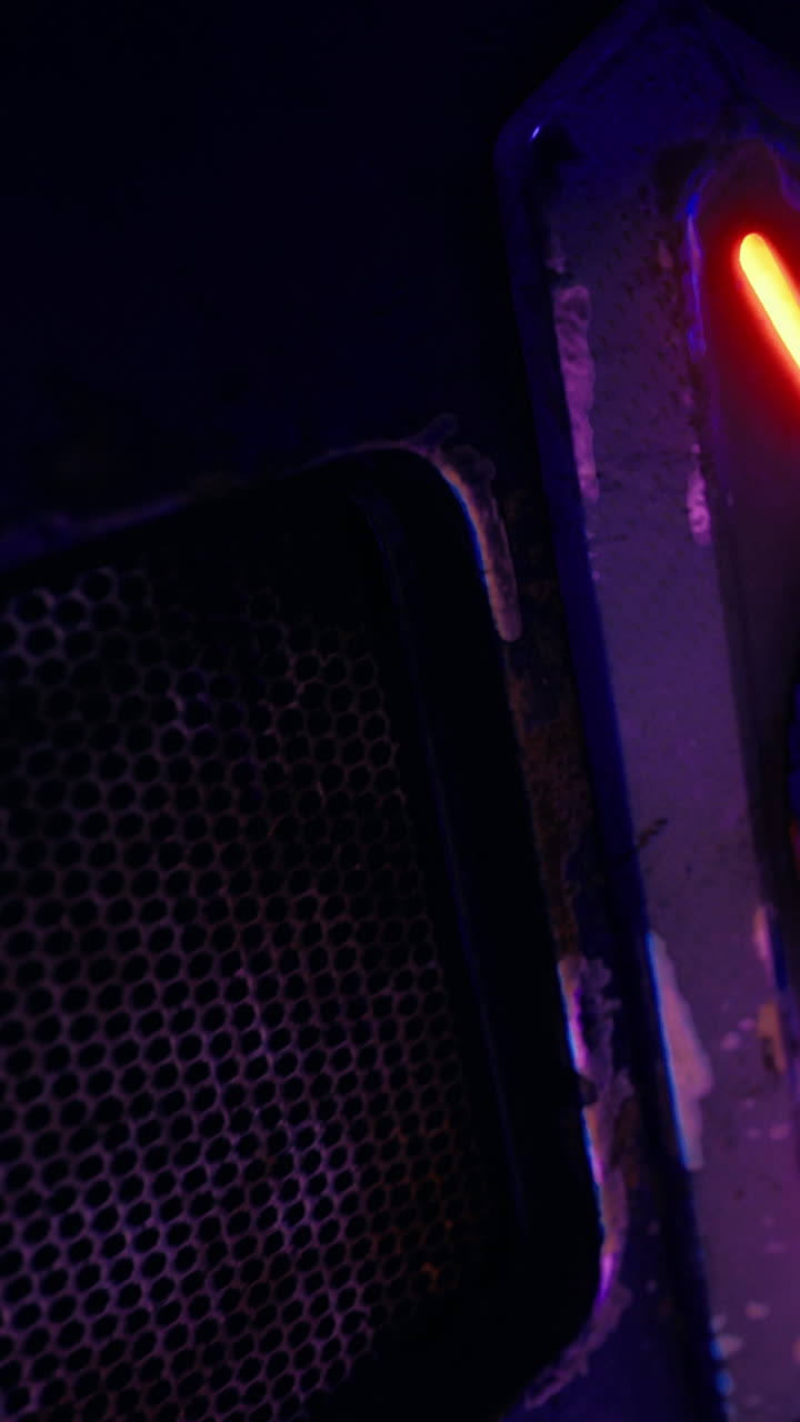 Primo piano di un dispositivo moderno con luci intense in un'ambientazione scura.