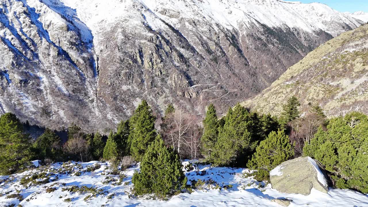 imágenes de drones que revelan un valle verde y nevado en las montañas de los pirineos