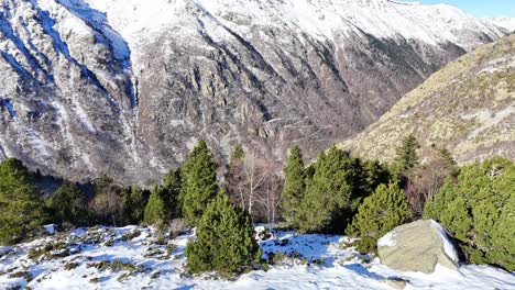 Drohnenaufnahmen-Zeigen-Ein-Grünes-Und-Verschneites-Tal-In-Den-Pyrenäen