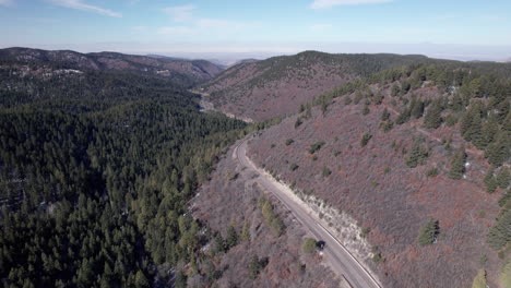 fotografía de un avión no tripulado de una carretera de montaña y un bosque de pinos