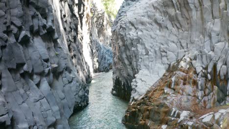 volando dentro del río alcantara gore en sicilia sin gente