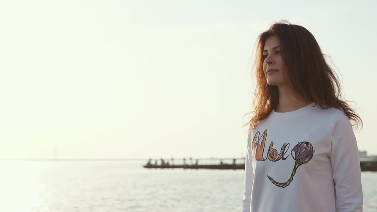 joven al atardecer en la playa