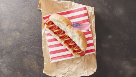 Video-Von-Hotdog-Mit-Senf-Und-Ketchup-Mit-US-Flagge-Auf-Einer-Schwarzen-Oberfläche