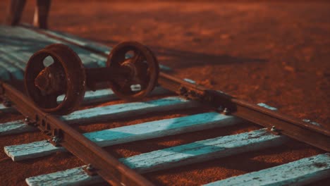 Vías-De-Tren-Abandonadas-En-El-Desierto