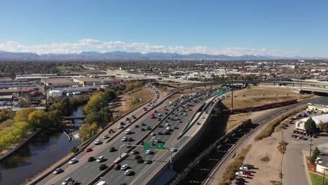 odwrotna panorama przechwytująca osoby dojeżdżające do pracy autostradą