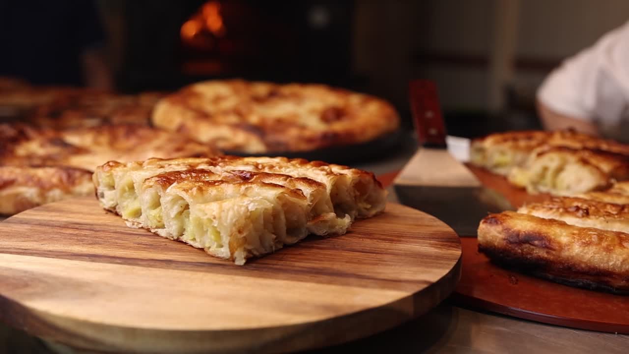 Delizioso Burek dorato appena sfornato dal forno a legna
