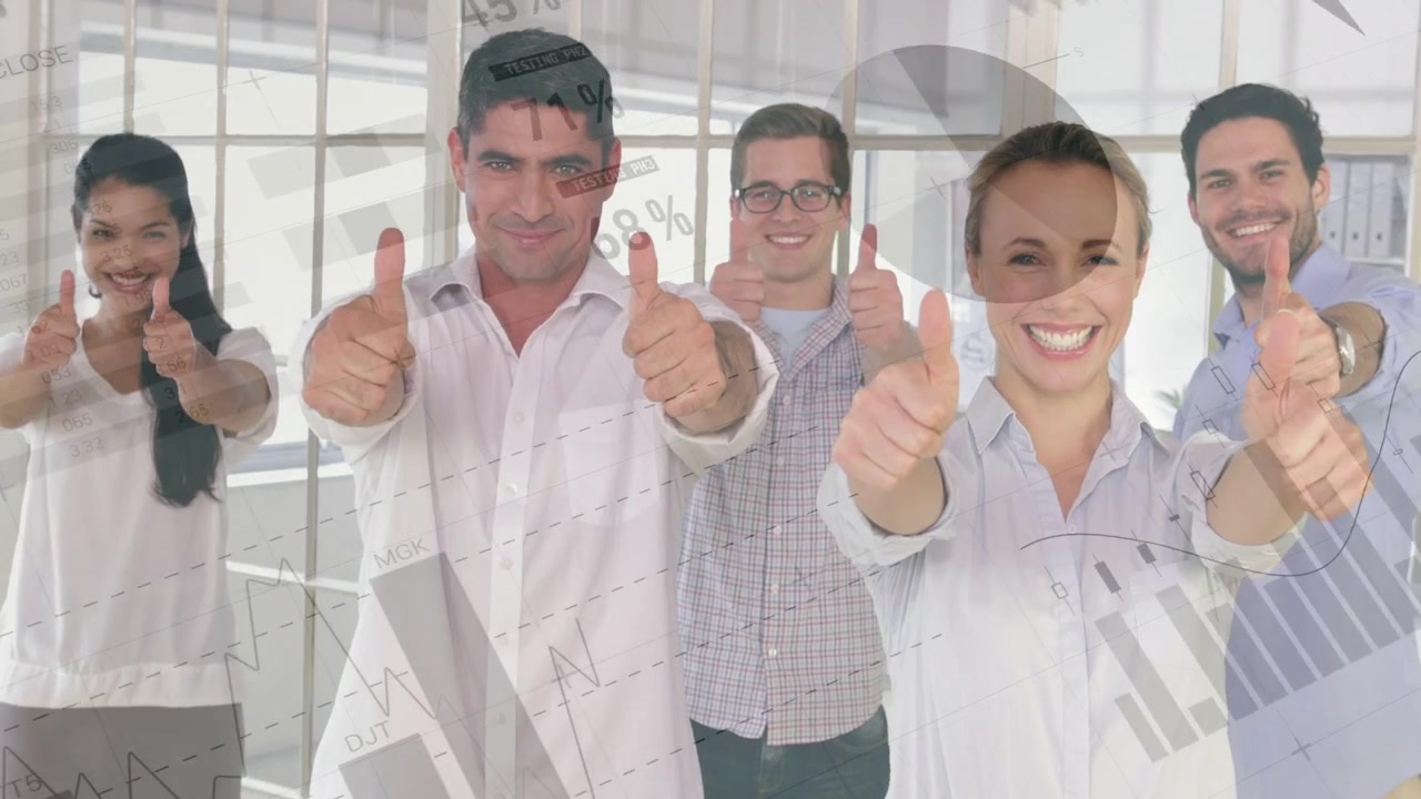 Dupla da equipe de negócios na frente iniciando gestos, fazendo um sinal de positivo mostrando aprovação com gráficos se fundindo.