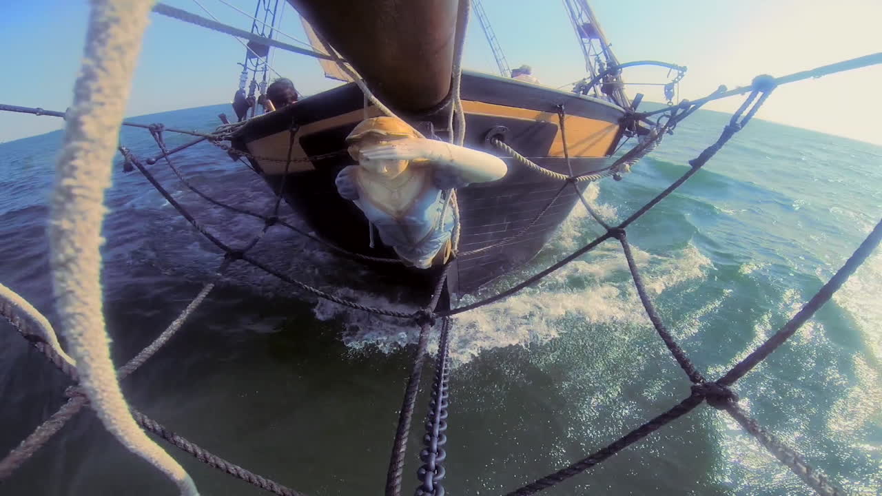 la proa de un barco clipper de mástil alto del siglo xix mientras navega en el mar