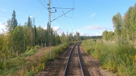 Vista-De-La-Vía-Desde-El-Tren-Con-Una-Cámara-A-Bordo-Que-Muestra-La-Vía-Que-Queda-Atrás.