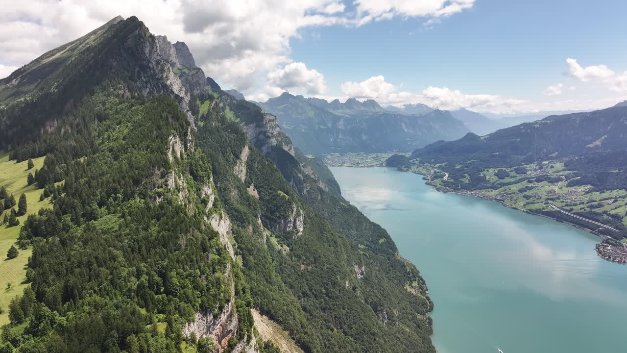 제렌바흐 폭포 근처의 발렌제 호수와 알프스 산맥의 항공 뷰