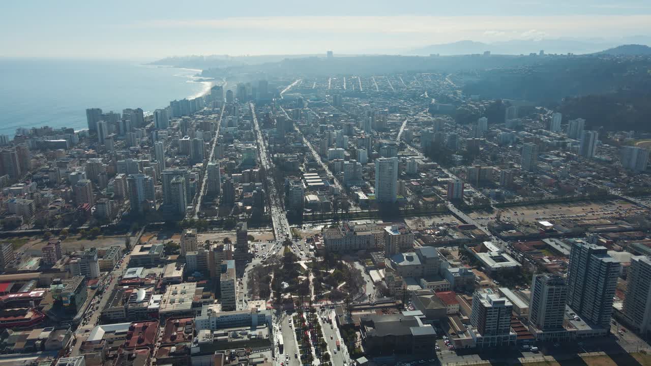 Trânsito Diurno e Edifícios Comerciais ao Redor da Plaza Vergara e Plaza Sucre em Viña del Mar, Valparaíso, Chile.