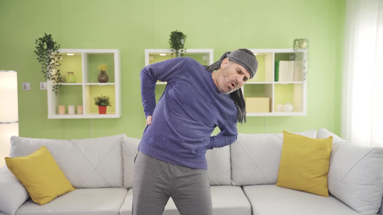 한 노인이 집에서 운동을 하던 중 심각한 디스크 탈출을 일으켰습니다.