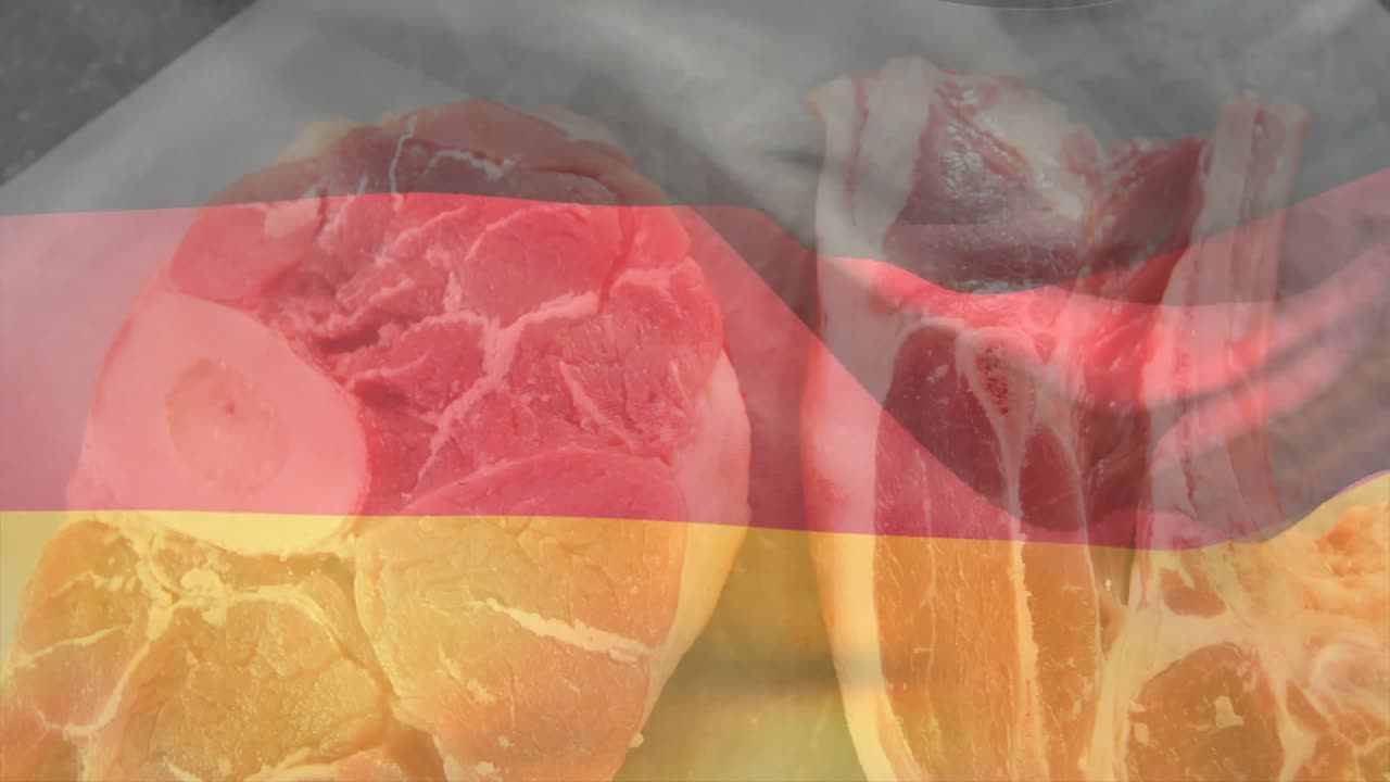 Dopo aver mescolato con la spatola, una mano batte le bacchette, cospargendo un mix di pepe e aglio su costolette di carne.
