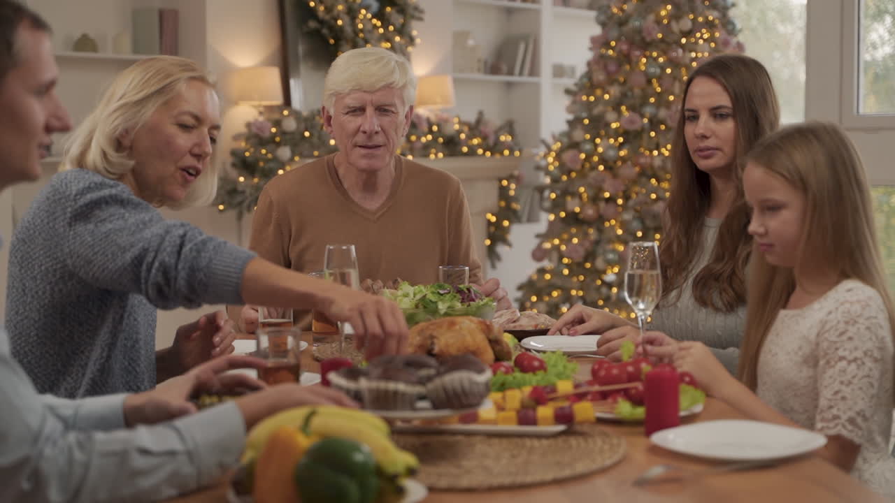 Lykkelig familie feirer julemiddag sammen hjemme 1