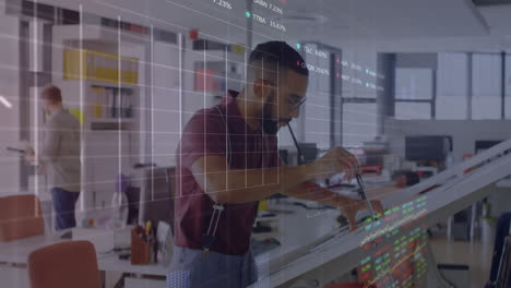 analizando datos financieros, hombre en la oficina con animación de la bolsa sobre el espacio de trabajo
