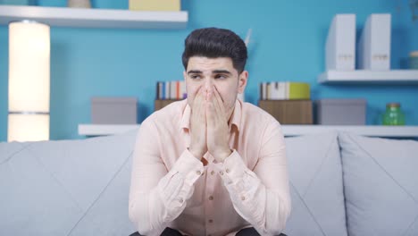 joven pensativo con preocupaciones futuras, desesperación y decepción.