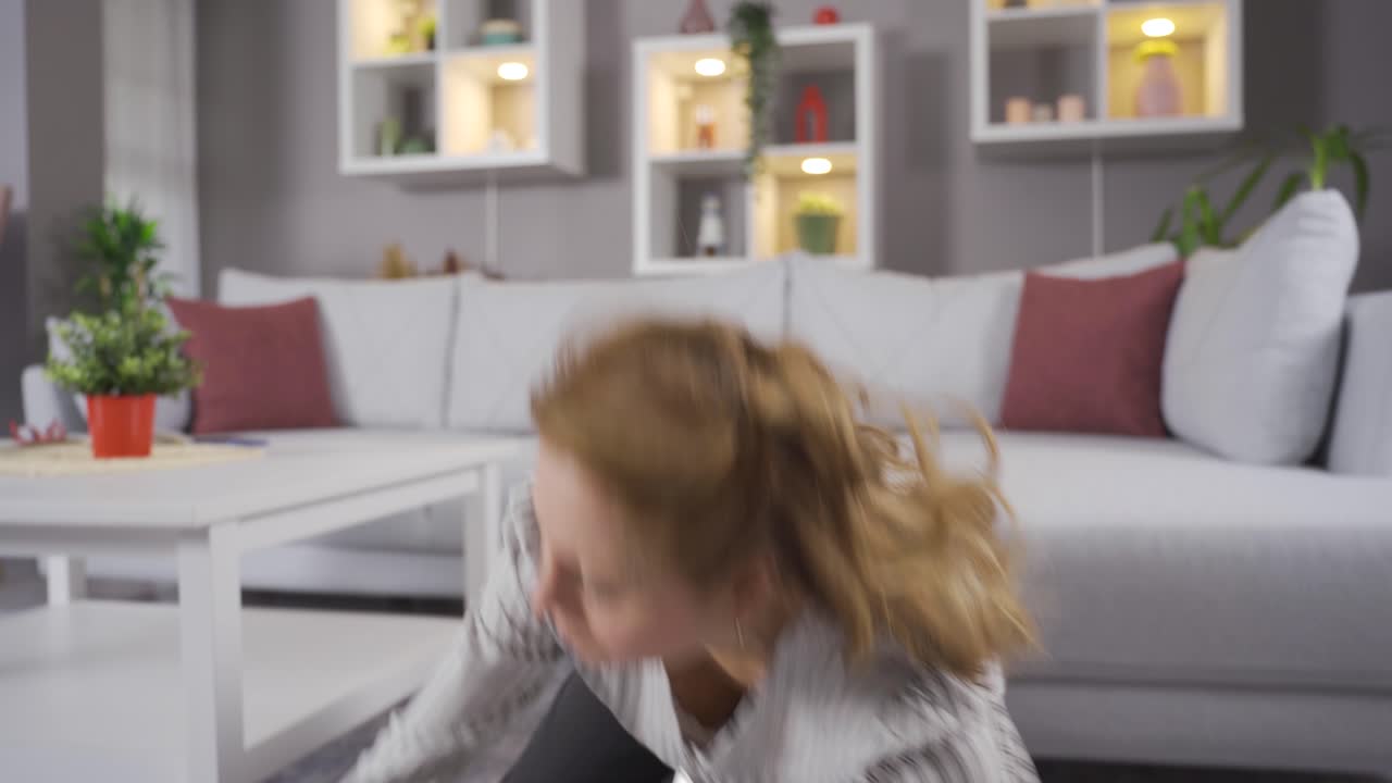 зрелая старуха падает в обморок дома и падает на землю.